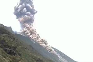 PONOVO SE PROBUDIO VULKAN STROMBOLI: Posle erupcije nekoliko naselja pokriveno pepelom, a ovako je sve izgledalo (FOTO, VIDEO)