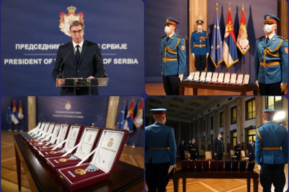 VUČIĆ URUČIO ORDENJE OFICIRIMA VOJSKE SRBIJE: Naš posao je da služimo Srbiji! (FOTO)