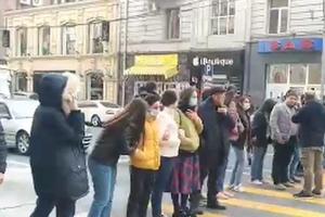 PROTESTI U JEREVANU, BLOKIRALI ULICE: Pevaju patriotske pesme, traže ostavku Pašinjana! Policija privodi demonstrante (VIDEO)