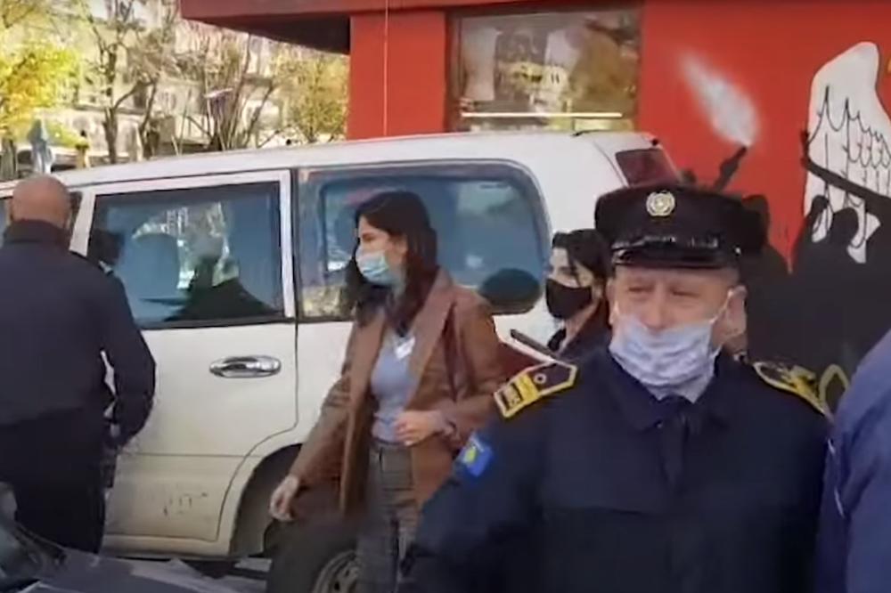 ALBANCI NEMAJU NI TRUNKE STIDA: Policija upada u srpske apoteke u Severnoj Mitrovici i pokušava da OTME LEKOVE (VIDEO)