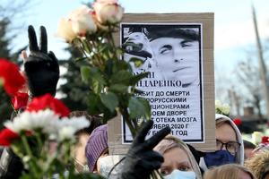 IZLAZIM NAPOLJE, ŽIVELA BELORUSIJA Hiljade ljudi na sahrani preminulog demonstranta u Minsku: Nosili su cveće i digli ruke ka nebu