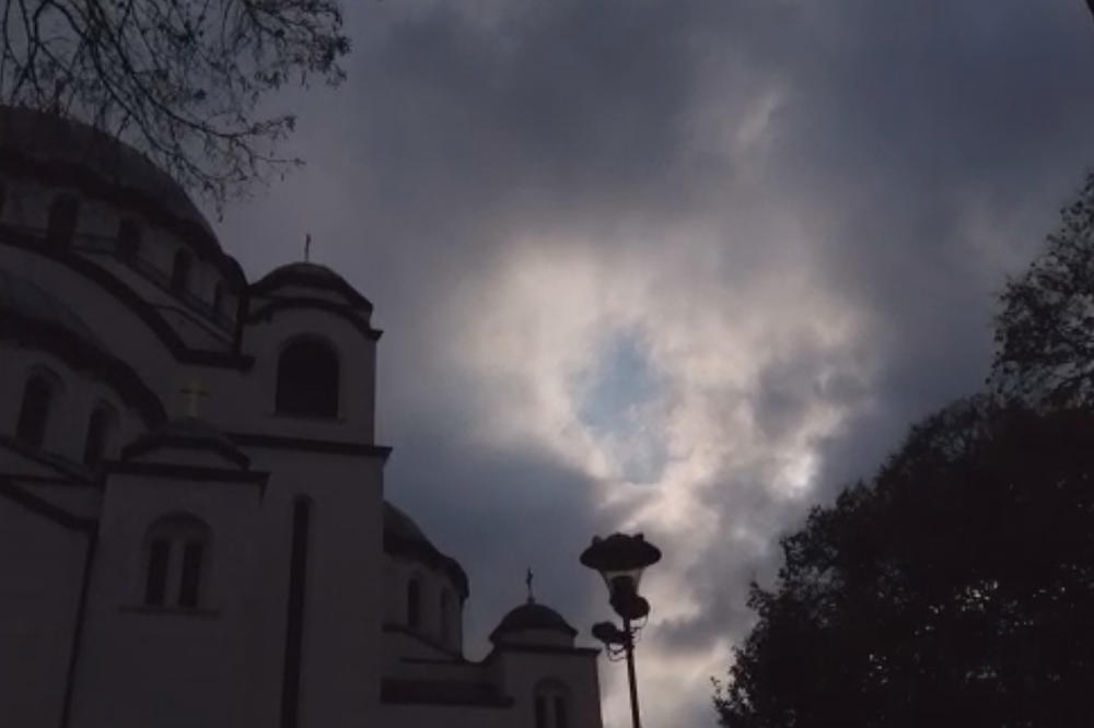 TOKOM OPELA SUNCE RASTERALO TMURNE OBLAKE: Pogledajte prizor na nebu iznad Hrama Svetog Save dok se iz njega čuje molitva (VIDEO)