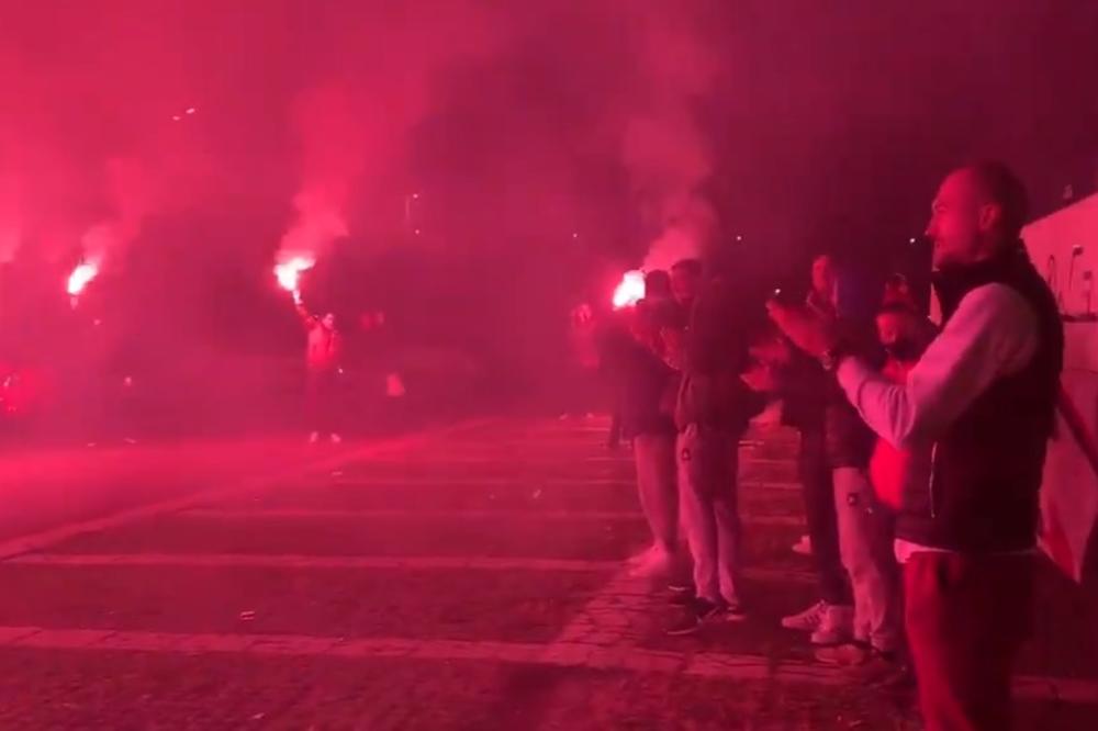 VRUĆA UVERTIRA PRED DERBI: Navijači Zvezde bakljadom ispratili ljubimce na duel sa Partizanom  (VIDEO)