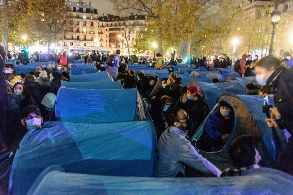 MIGRANTI NAPRAVILI KAMP U CENTRU PARIZA Specijalci im rasturili šatore, oni odbijali da odu! Demonstranti se sukobili sa policijom
