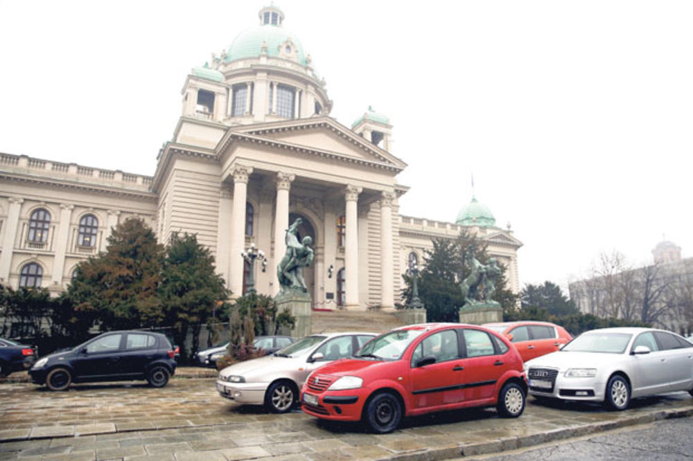 SKUPŠTINSKI MULJATORI! Poslanici FALSIFIKOVALI KARTICE za besplatno parkiranje ispred parlamenta Srbije! BILO SVAKAKVIH PREVARA