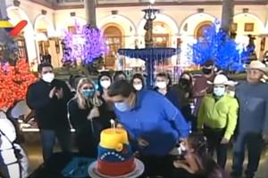 MADUROV ROĐENDANSKI KORONA HIT: Evo dokaza da maska štiti! Pogledajte kako gasi svećice dok marijači sviraju! (VIDEO)