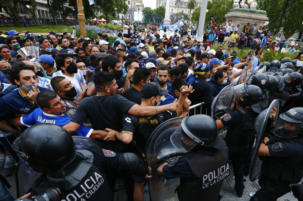 TUČA UPLAKANIH NAVIJAČA I POLICIJE Opšti haos na ispraćaju Maradone! Svi žele da dođu do kovčega!