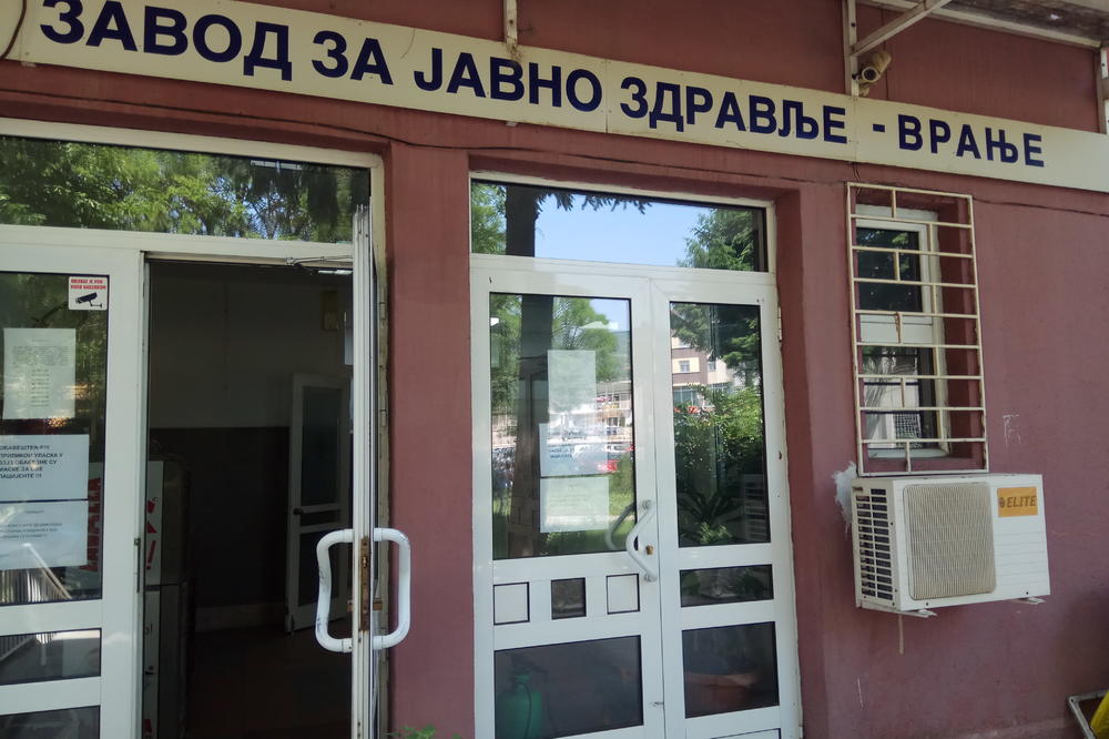 KORONA PAKAO U VRANJU: Bolnice prepune, škole prelaze na onlajn! Makedonci došli u šoping pa napravili haos?