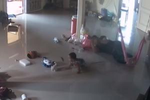 SMRTONOSNA STONOGA SE NAMERILA NA DETE: Samo majka je mogla da ovakvom reakcijom spase mališana (VIDEO)