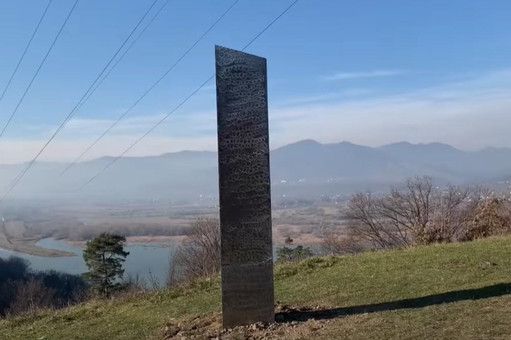 NEŠTO SE ČUDNO DEŠAVA U SVETU! Misteriozni monolit se prvo pojavio usred pustinje u Americi, pa nestao, sad primećen u Rumuniji!