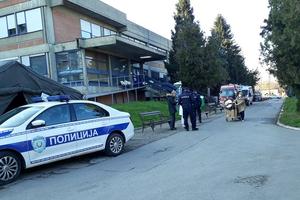 INCIDENT U KRUGU BOLNICE U KIKINDI: Žena nasrnula na medicinsku radnicu, pa besno udarala po staklenim vratima (FOTO)