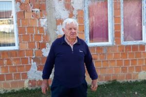 KAMENOVAN POVRATNIK NA KIM: Miodrag Stašić napadnut u svom dvorištu u selu Drenovac, polomili mu i prozor