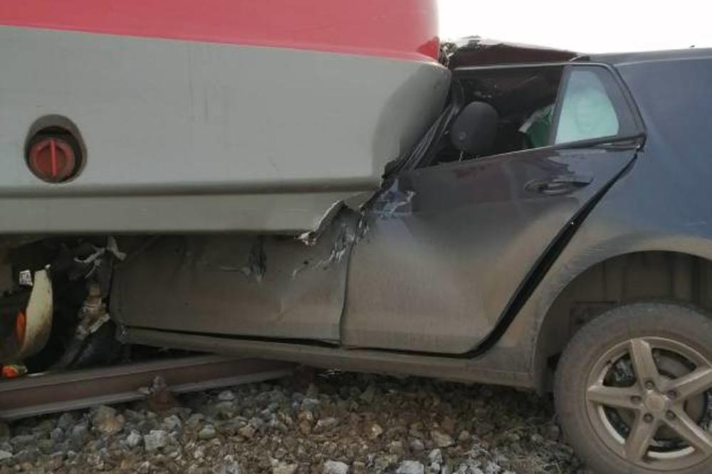 SLIKE UŽASA SA PRUGE KOD BAJMOKA: Poginula žena (31) na čiji auto je naleteo voz na pružnom prelazu
