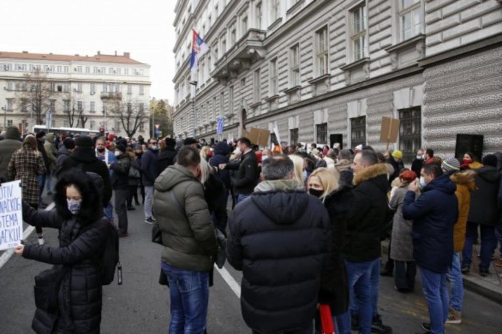 KO ĆE DA VAS LEČI, GDE SU MASKE? Goran Karadžić ogorčen zbog protesta: Nesumnjivo će doći do velikog zaražavanja