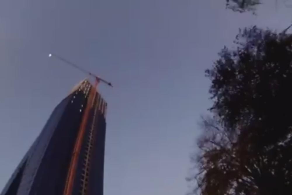 LUDILO! MLADIĆ SKOČIO S NAJVIŠE ZGRADE U BEOGRADU: Pogledajte kako je leteo padobranom! (VIDEO, FOTO)