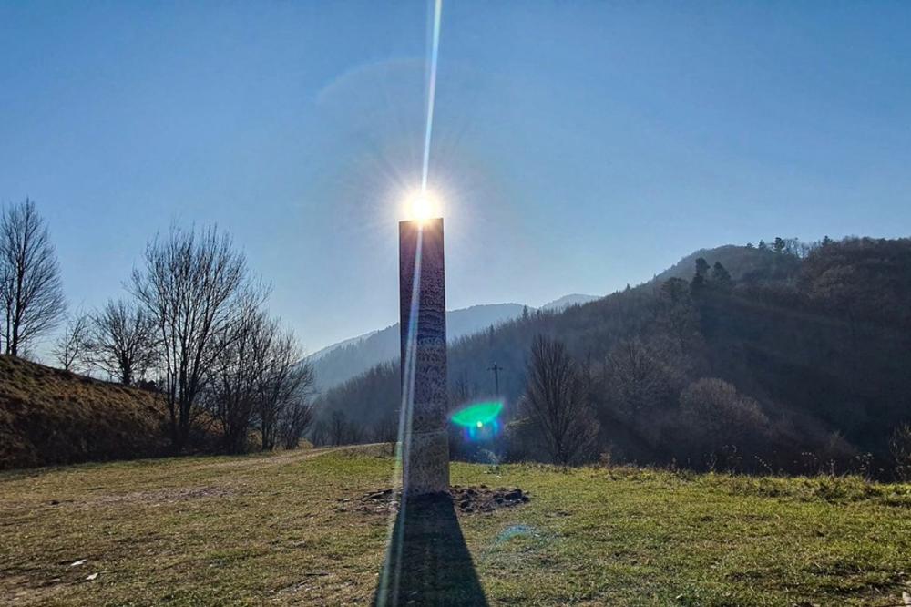 JOŠ JEDNA KOPIJA: Posle Jute i Rumunije, misteriozni monolit se pojavio na vrhu planine u Kaliforniji (FOTO, VIDEO)