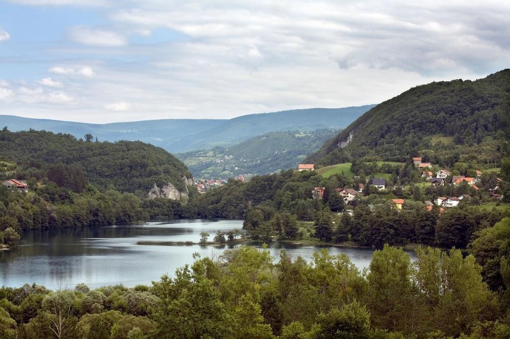 POPLAVE U REPUBLICI SRPSKOJ: Obilne padavine napravile haos! Poplavljena Opština Jezero i okolna sela, zatvoren deo puteva