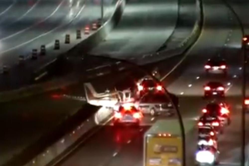 DRAMA U MINESOTI: Mali avion prinudno sleteo na auto-put zbog kvara na motoru i sudario se sa automobilom (VIDEO)