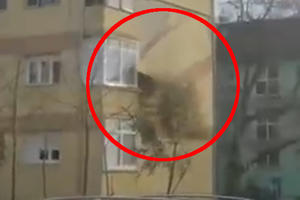 KAKVA SREĆA DA NEKO NIJE PROLAZIO: Pogledajte kako je olujni vetar za sekund ODLOMIO FASADU sa zgrade u Zrenjaninu (VIDEO)