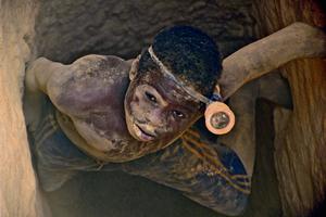 KRVAVI DIJAMANTI CENTRALNOAFRIČKE REPUBLIKE:  Škole su zatvorene, pa su deca prinuđena da rade u rudnicima