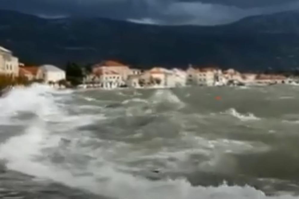 NEVREME JE POTOPILO HRVATSKU OBALU: Najgore je u Kaštelima, u Splitu jugo duva 100 kilometara na čas (VIDEO)