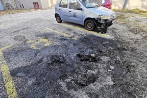 ŠKODA U VLASNIŠTVU OPŠTINE IZGORELA U ČAČKU: Sumnja se da je požar podmetnut, vatra oštetila još jedno vozilo