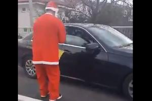 UVESELJAVAO SUGRAĐANE: Mostarac obučen u odelo Deda Mraza zaustavljao automobile i delio poklone i bombone (VIDEO)