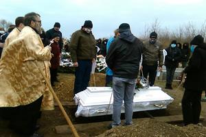 JAUCI RODITELJA I BRATA PARALI NEBO: Tragedija kakvu Mokrin ne pamti, Miroslav (14) sahranjen u belom kovčegu (FOTO)