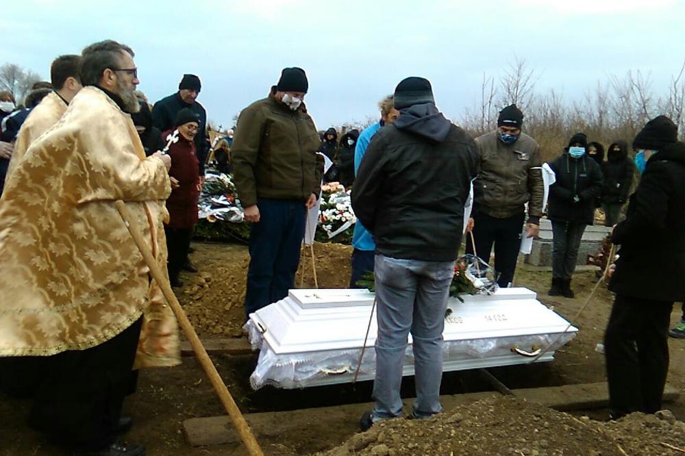 JAUCI RODITELJA I BRATA PARALI NEBO: Tragedija kakvu Mokrin ne pamti, Miroslav (14) sahranjen u belom kovčegu (FOTO)
