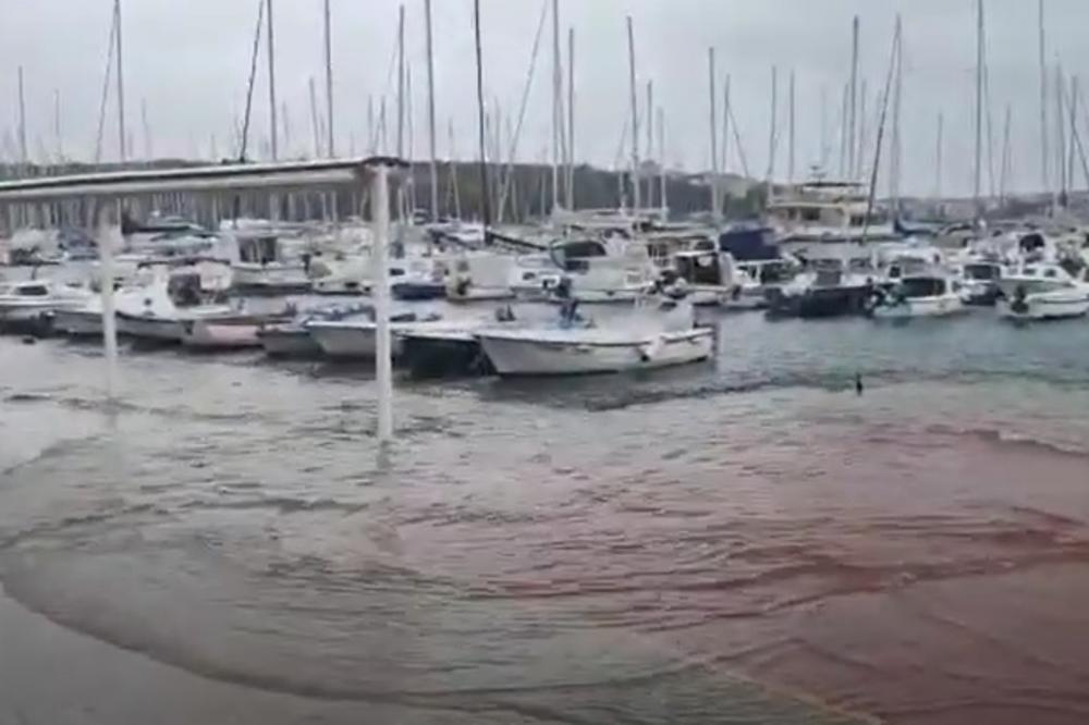 MORE PREKRILO RIVE U ISTRI: Uz oluju na Jadranu stigla i plima, voda se izlila po ulicama uz obalu! (VIDEO)