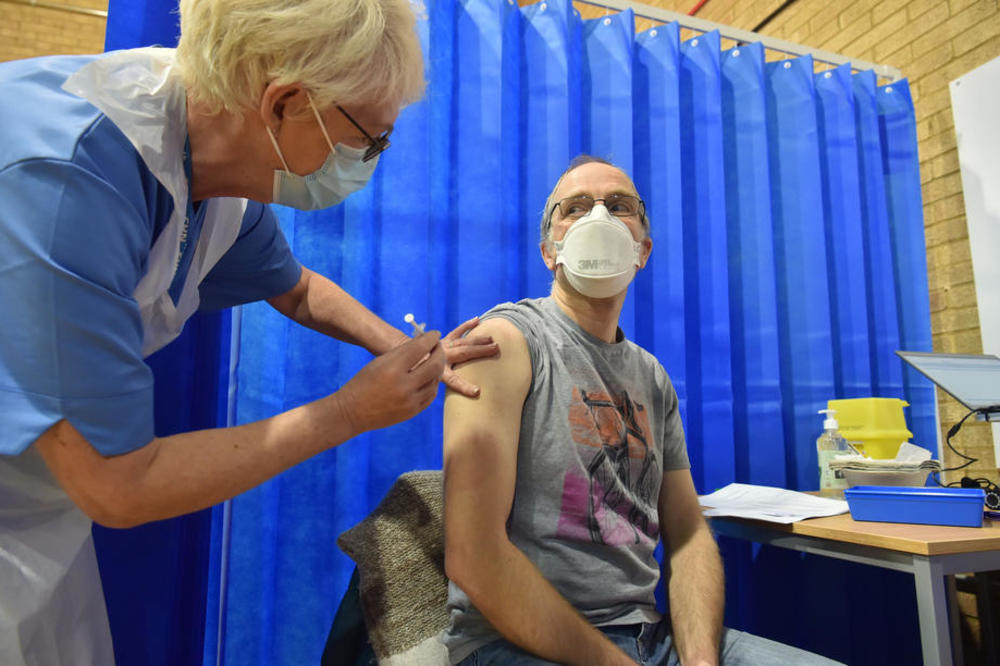 BRITANCI UPOZORILI: Evo ko ne treba da primi Fajzerovu vakcinu, već se pojavile PRVE NUSPOJAVE