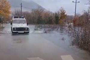 POPLAVE U DALMACIJI: Stanje i dalje dramatično! Obilne padavine napravile haos, putevi su pod vodom, ugrožene su kuće u selima