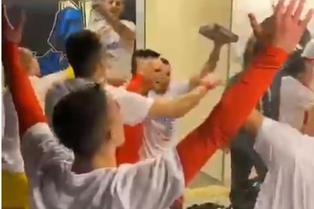 LUDNICA U SVLAČIONICI ORLOVA Futsaleri proslavili plasman na Svetsko prvenstvo: Opšti delirijum uz čuveni hit ŠAKA POLUMENTE