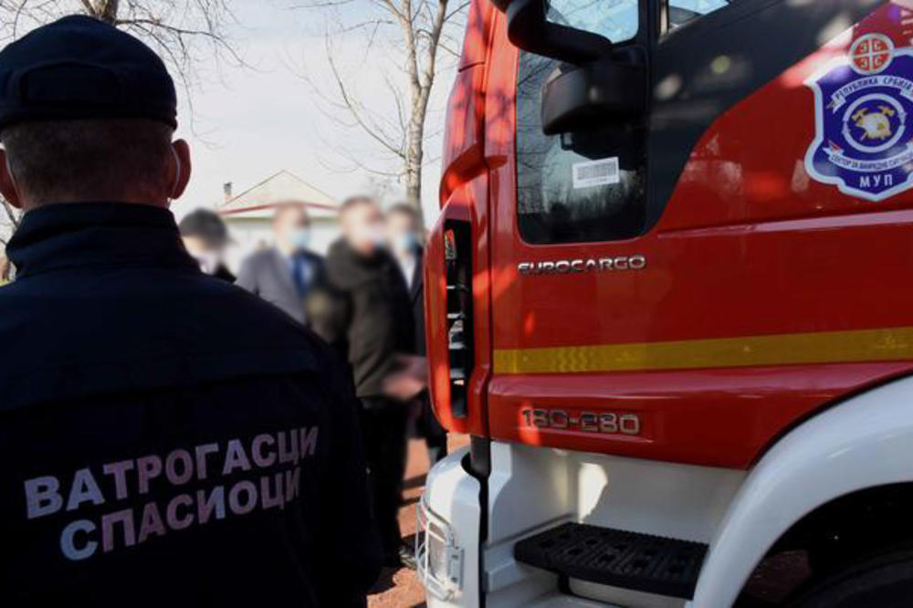 ZAPALIO SE AUTO NA AUTO-PUTU MILOŠ VELIKI: Putnici na vreme evakuisani, plamen gasili vatrogasci iz Lajkovca i Ljiga