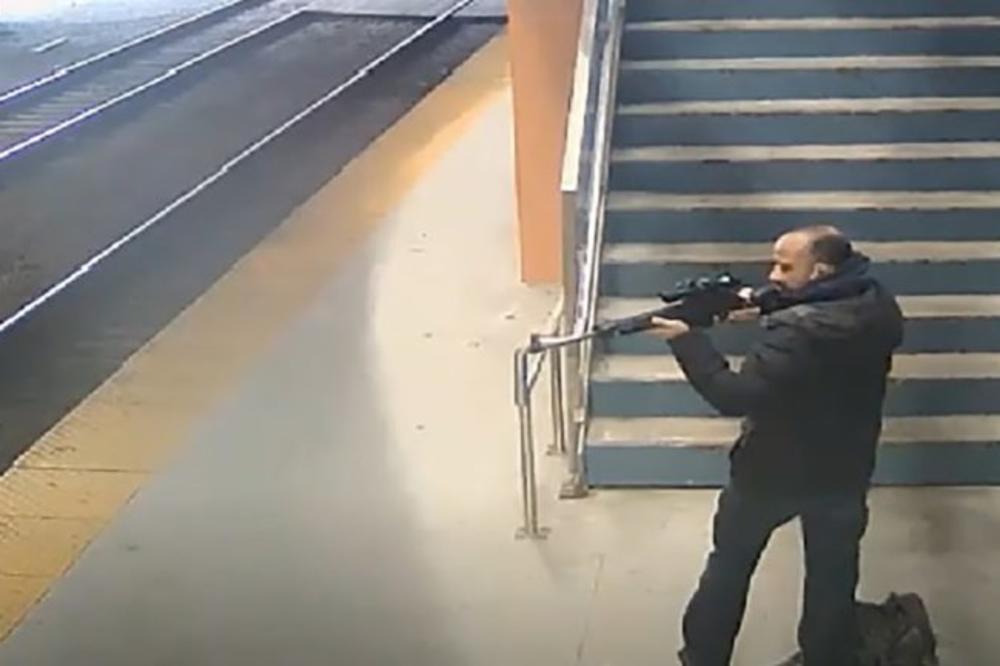 PUCNJAVA U ČIKAŠKOM METROU: Muškarac je mirno došetao i otvorio torbu! Pušku je upotrebio hladnokrvno! (VIDEO)