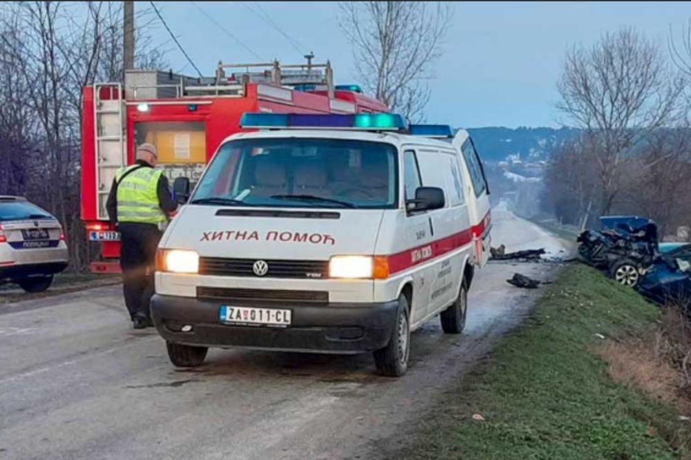 STRAVIČNA NESREĆA KOD ZAJEČARA: Posle sudara dva automobila vatrogasci izvlače vozače iz smrskanih vozila!