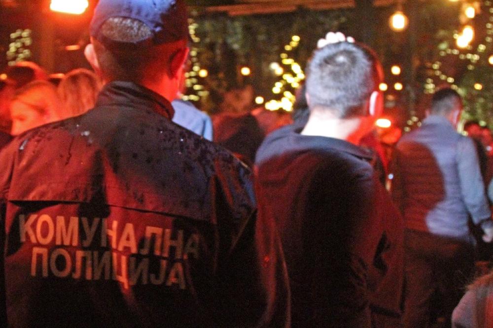 BAHATILI SE USRED KORONE PA IH RASTERALI KOMUNALCI: Goste jednog beogradskog kafića milicija izbacila na ulicu, a evo i zašto!