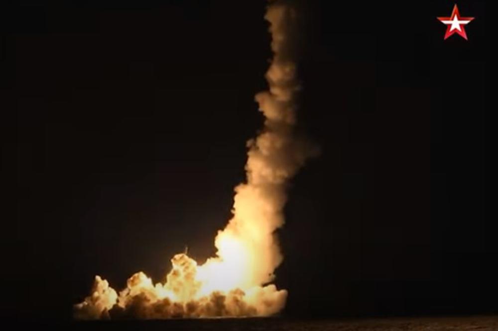 RUSI POKAZALI SILU, SNIMAK OBIŠAO SVET: Sa nuklearne podmornice "Vladimir Monomah" prvi put lansirane četiri rakete "Bulava" VIDEO