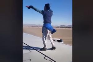 DRAMA U LAS VEGASU: Muškarac uhapšen jer se popeo na avion i hodao po krilu (VIDEO)