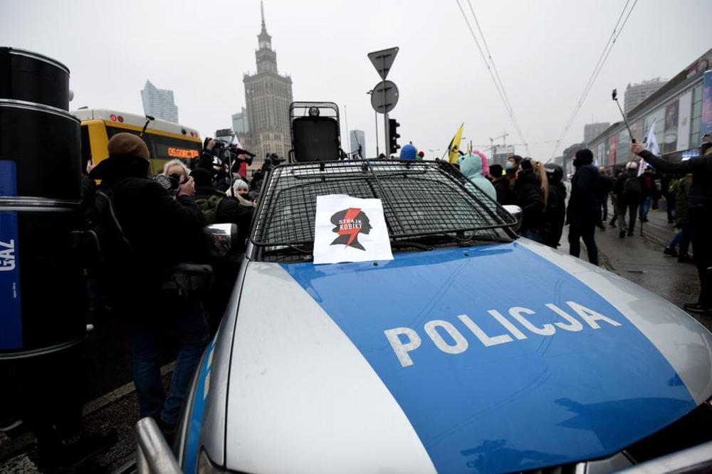 NEPAŽNJOM AKTIVIRAO BACAČ GRANATA: Šef poljske policije od Ukrajinaca dobio oružje na poklon, pa RAZNEO POD svoje kancelarije!