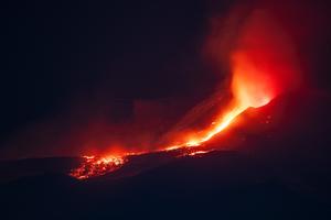 PRORADILA ETNA, NAJVIŠI VULKAN U EVROPI: Ekspolzije lave odjekuju Sicilijom! Pepeo ide i do 5 kilometara uvis! VIDEO