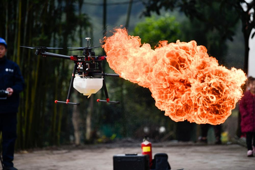 OBRAČUN SA OSAMA U KINI: Kupili dron i preradili ga, pa ga pretvorili u leteći bacač plamena (VIDEO)