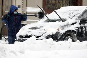 NAJBOLJI KOMŠIJA NA SVETU: Oduševiće vas ovaj Beograđanin! Evo zašto čisti sneg sa automobila (FOTO)