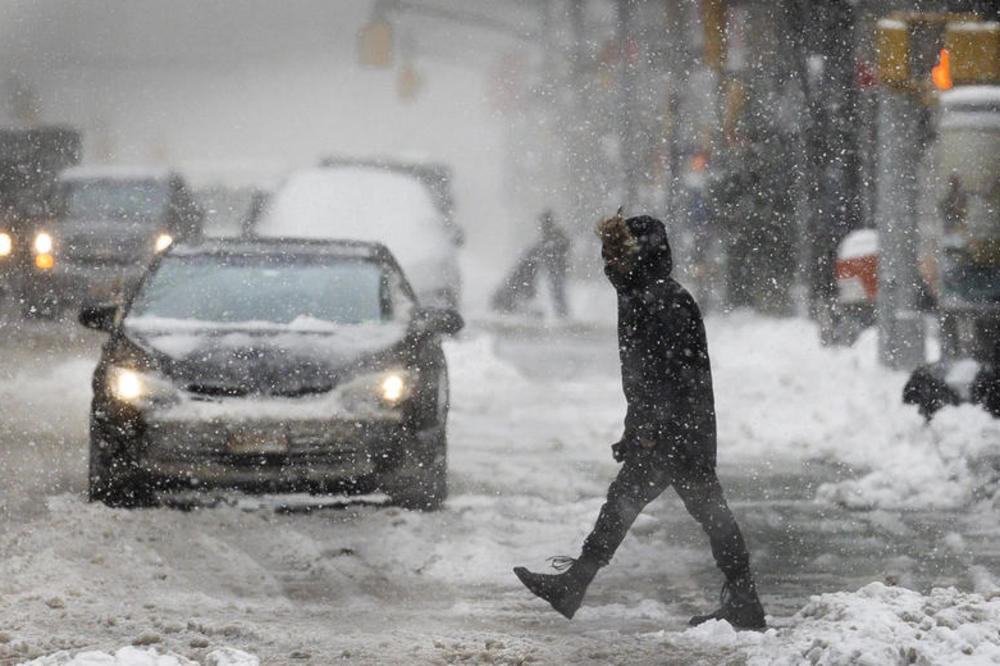 SNEŽNI ARMAGEDON U NJUJORKU Grad paralisao metar snega, guverner apeluje: Ako ne morate, ne izlazite iz kuće (FOTO, VIDEO)