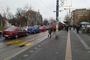 PRVE SLIKE S MESTA ŠOK-NESREĆE KOD KARAĐORĐEVOG PARKA: Autobus prešao pešaku preko noge, vozač izašao, pogledao i samo produžio?!