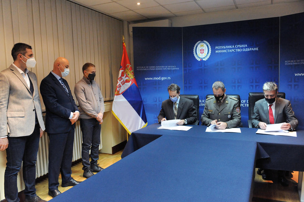KORISTIMO DOMAĆE: Ministarstvo odbrane sa preduzećima iz Kragujevca potpisalo ugovor o nabavci opreme i naoružanja