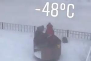 ŠTA ZNAJU DECA ŠTA JE -48 STEPENI: Pustili decu iz škole zbog EKSTREMNE hladnoće, oni uživaju na snegu! (VIDEO)