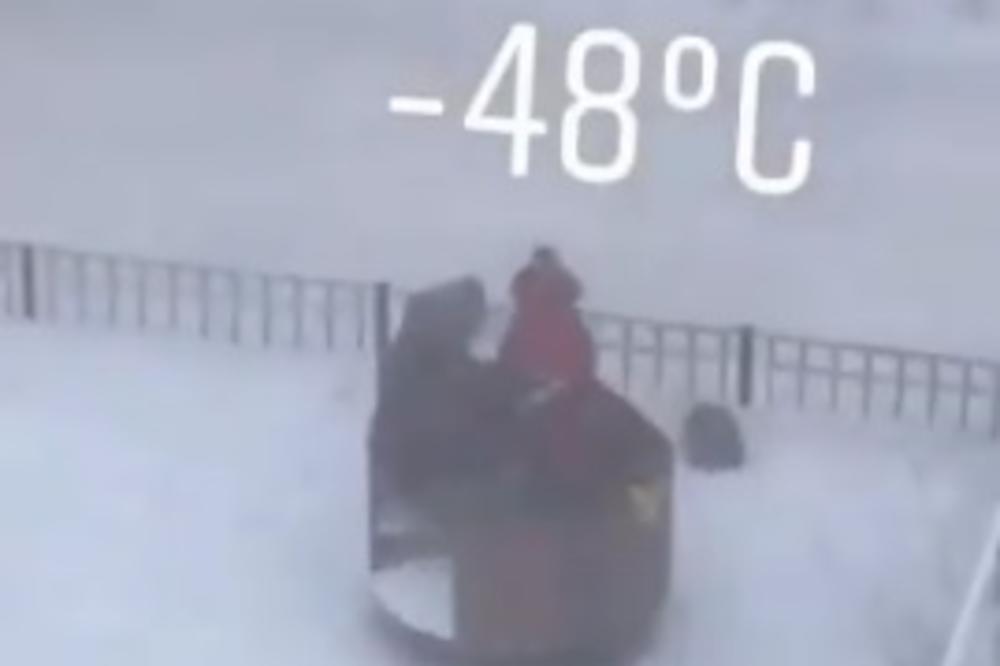 ŠTA ZNAJU DECA ŠTA JE -48 STEPENI: Pustili decu iz škole zbog EKSTREMNE hladnoće, oni uživaju na snegu! (VIDEO)