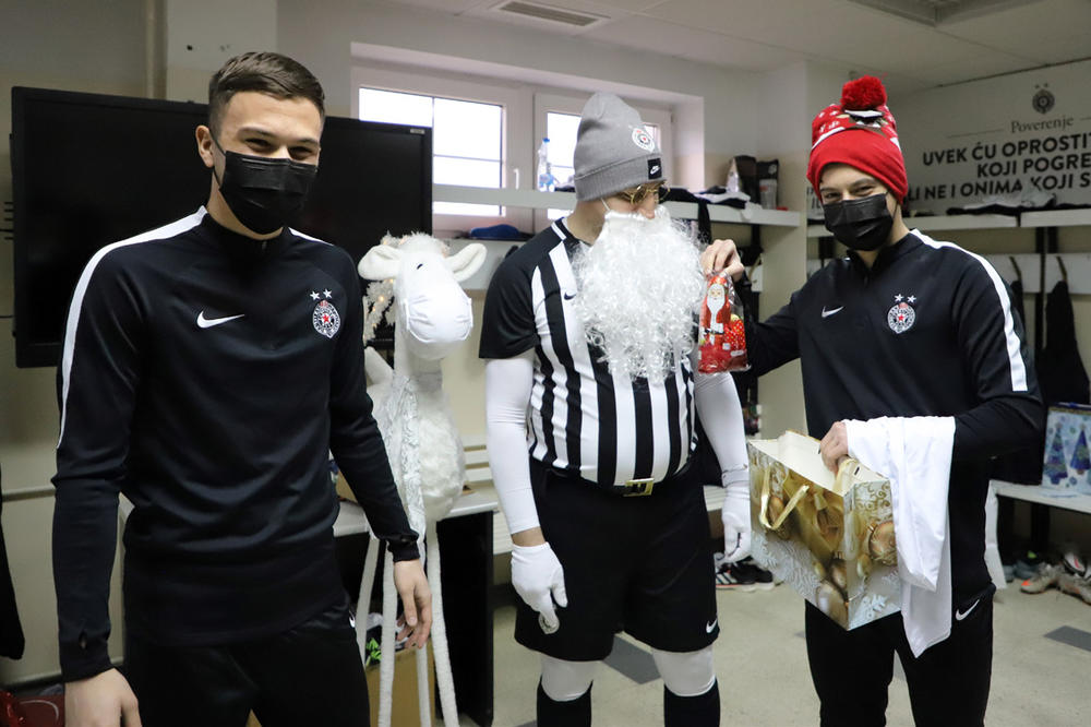 ZAOKRUŽENA JOŠ JEDNA CRNO-BELA PRIČA: Fudbaleri Partizana jedni druge darivali novogodišnjim poklonima (VIDEO)