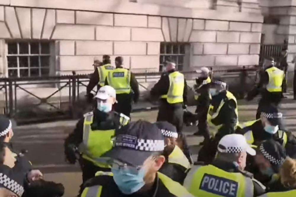 BRITANCI OGORČENI! IZAŠLI NA ULICE JER IM JE UNIŠTEN BOŽIĆ: Uhapšeno 155 ljudi u centru Londona, ne žele korona mere (VIDEO)